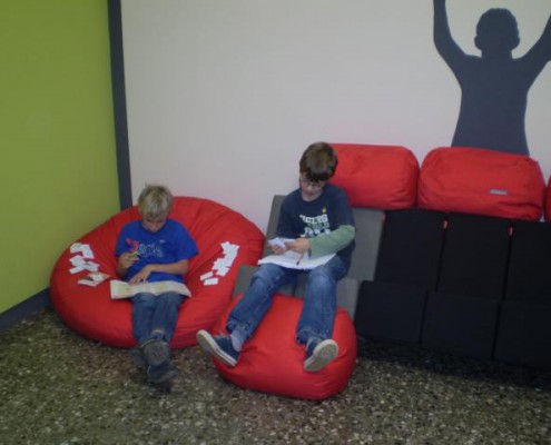 Zwei Schüler lernen auf Sitzkissen in der Lernecke.