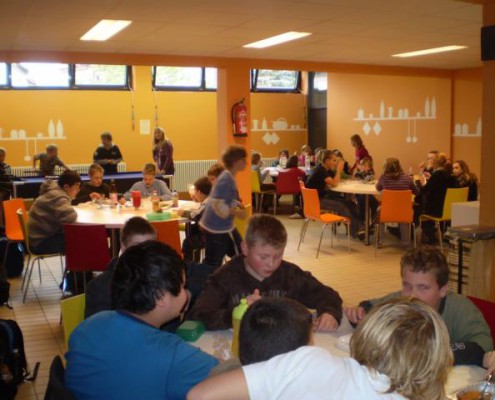 Schülerin und Schüler beim gemeinsamen Mittagessen in der Mensa.