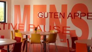 Neue Mensa mit Wandbeschriftung "Guten Appetit".